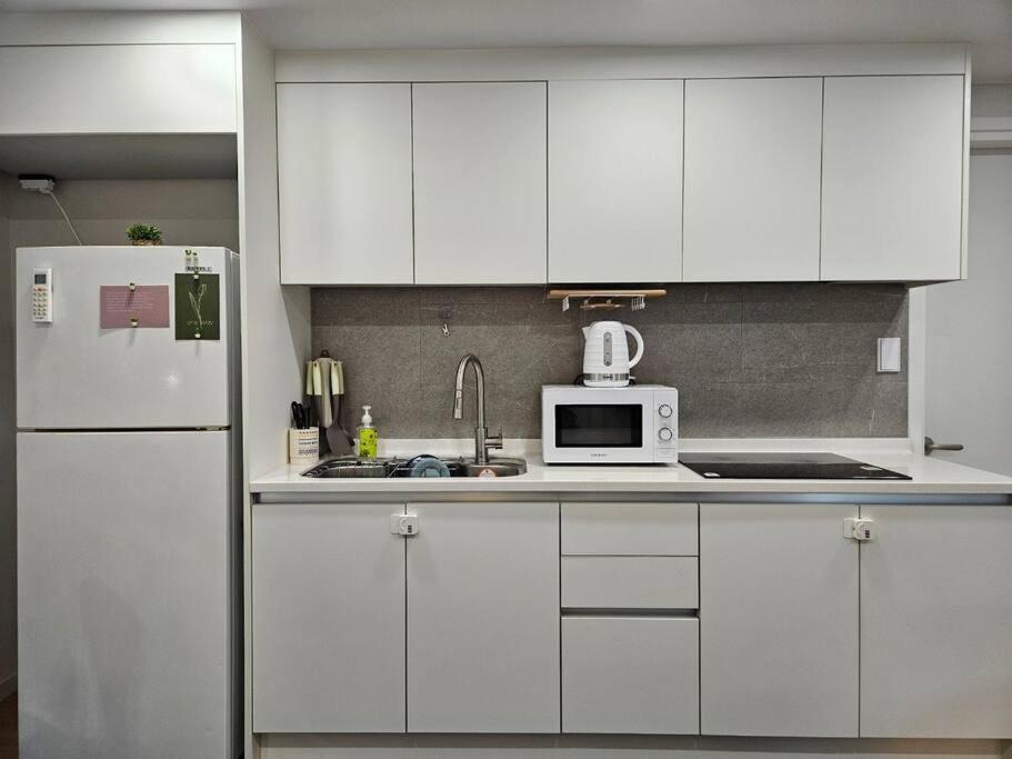 #10pax #freeparking #3rooms #5queens #metro6min #airportbus8min #conviniencestore1min #ott #longtermstay
