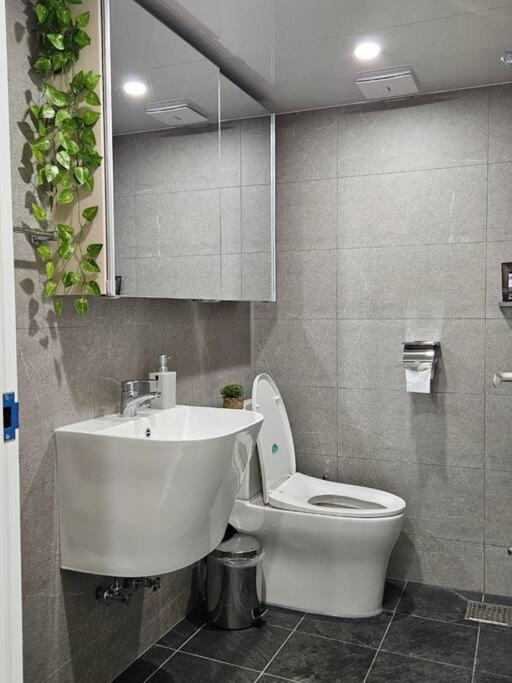 Villa #10pax #freeparking #3rooms #5queens #metro6min #airportbus8min #conviniencestore1min #ott #longtermstay *
