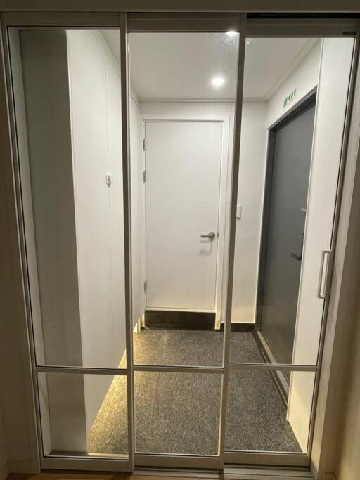 Villa #10pax #freeparking #3rooms #5queens #metro6min #airportbus8min #conviniencestore1min #ott #longtermstay