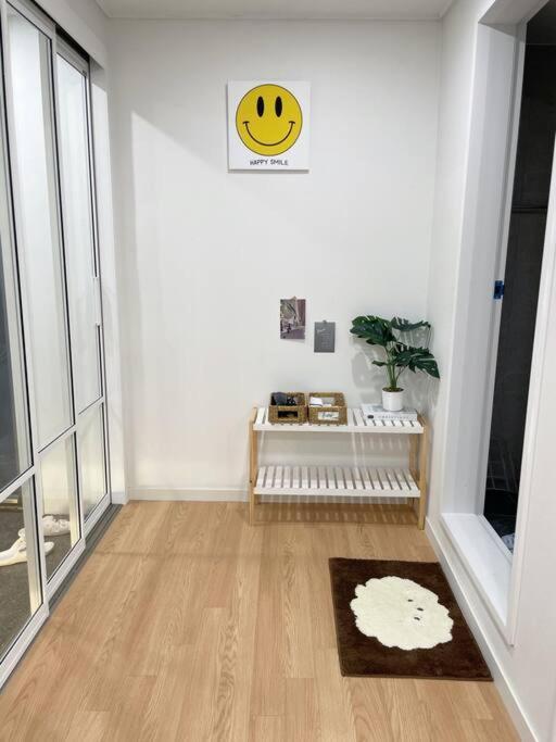 #10pax #freeparking #3rooms #5queens #metro6min #airportbus8min #conviniencestore1min #ott #longtermstay * Séoul