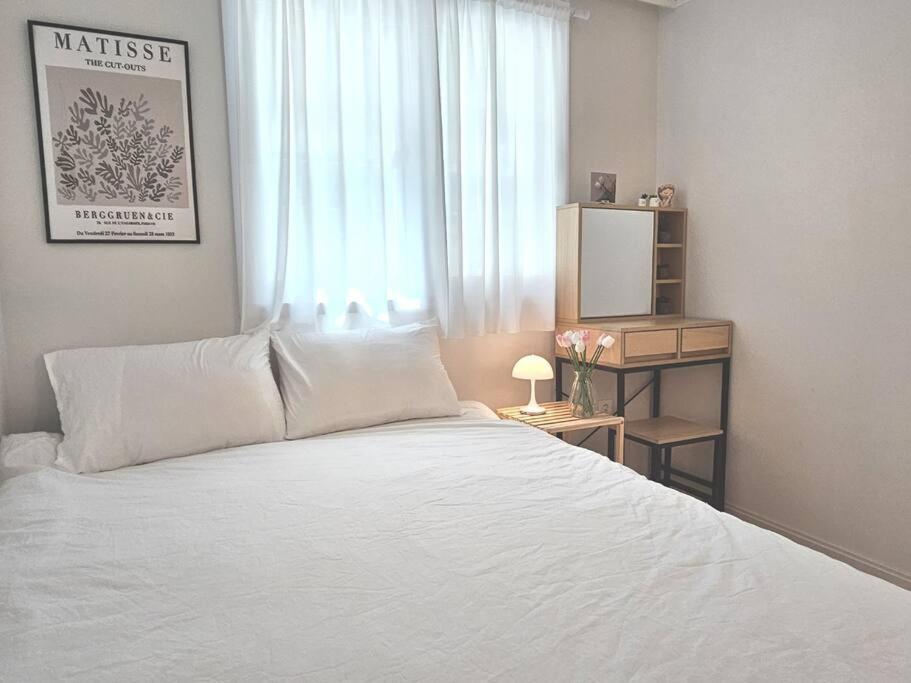#10pax #freeparking #3rooms #5queens #metro6min #airportbus8min #conviniencestore1min #ott #longtermstay Villa